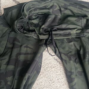 Lululemon short size 6, used a few time really good condition camel color